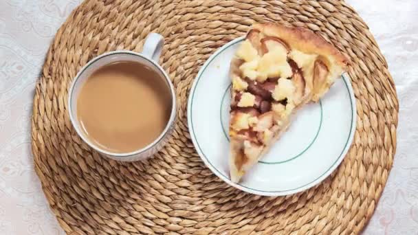 停止动作动画 早上的早餐在餐桌边吃着小面包 喝咖啡 顶部视图 — 图库视频影像