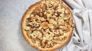 Tabakta bir Charlotte tabağı var. Parça parça kesilmiş. Çay pişirmek için. Üst görünüm.