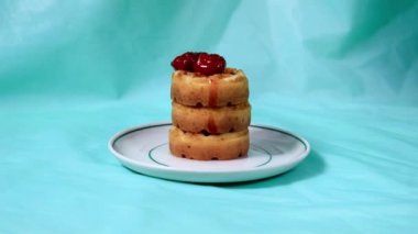 Hareket animasyonunu durdur. Bir tabak üzerine yumuşak waffle, çilekli reçel ve hindistan cevizi talaşı serpiştirilmiş. Tatlı nefis..