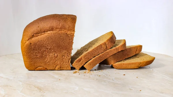 Schwarzbrot Halbe Stücke Schneiden Nahaufnahme Selektive Aufnahme — Stockfoto