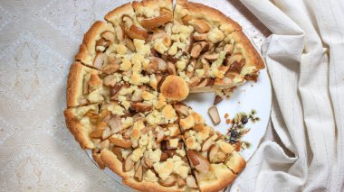 Bir parça kesilmiş, tabakta ev yapımı turta. Üst görünüm.