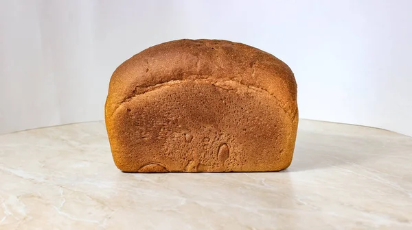 Ένα Ολόκληρο Καρβέλι Μαύρο Ψωμί Στο Τραπέζι Σπιτικά Κέικ Κοντινό — Φωτογραφία Αρχείου