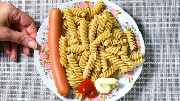 Kokt Pasta Tallrik Med Korv Majonnäs Och Ketchup Ovanifrån — Stockfoto