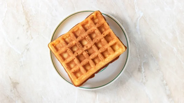 Yumuşak Dikdörtgen Viyana Waffleları Bir Tabak Üzerinde Lezzetli Tatlı Üst — Stok fotoğraf