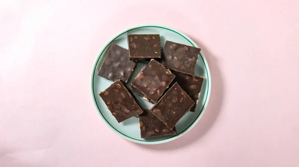 Uma Barra Chocolate Com Nozes Quebradas Pedaços Está Pires Vista — Fotografia de Stock