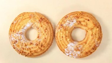 Hareket animasyonunu durdur. Fındıklı halkalar pembe bir arka planda dönüyor. Üst görünüm.