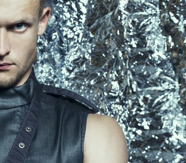 sleevel güçlü yoğun bakışla mavi gözlü genç yakışıklı adam