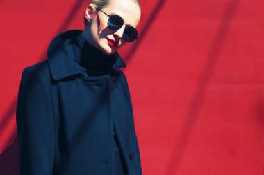 Bayan leon katil kavramı. genç kız güzel tre portresi