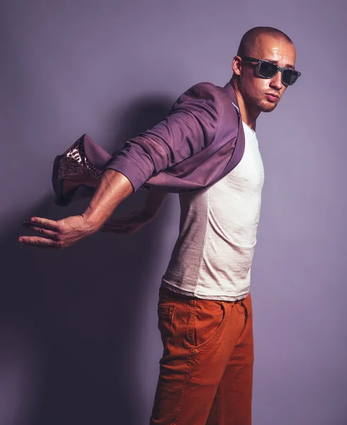 トレンディなメガネ、紫色のジャケット、白の下で若いハンサムな男 — ストック写真