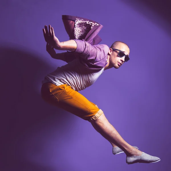 年轻英俊的男舞蹈演员在时髦的眼镜，紫色的外套，whi — 图库照片