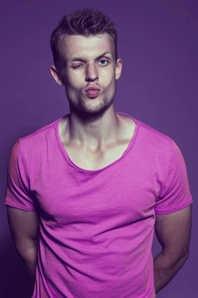 Emotive portrait of muscular young handsome man gives a kiss in — Stock Photo, Image