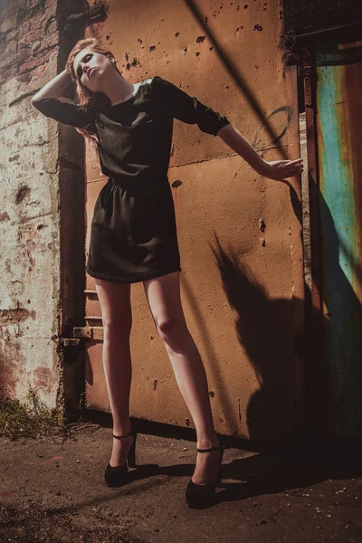 Yüksek topuklu & mini siyah elbise kavramı. moda tam uzunlukta portr — Stok fotoğraf