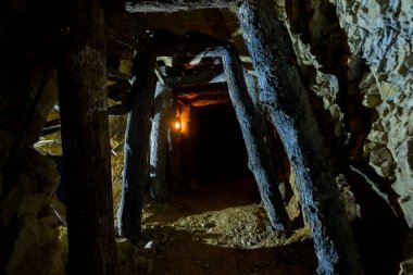 Sırbistan 'da bir altın madeninde terk edilmiş bir tünel