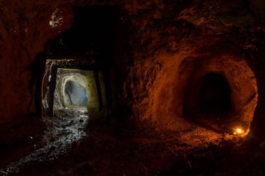 Sırbistan 'da terk edilmiş bir madendeki tünel