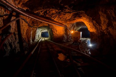 Sırbistan 'da terk edilmiş bir madendeki tünel