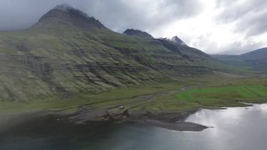 Mjifjrur, İzlanda, fiyort ve gemi enkazı manzarası