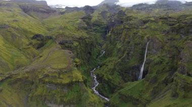 İzlanda 'da Mulagljufur Kanyonu Bulutlu bir günde şelaleli