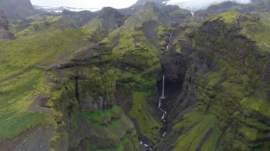 İzlanda 'da Mulagljufur Kanyonu Bulutlu bir günde şelaleli
