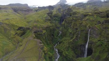 İzlanda 'da Mulagljufur Kanyonu Bulutlu bir günde şelaleli