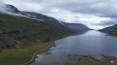 Mjifjrur, İzlanda, fiyort ve gemi enkazı manzarası
