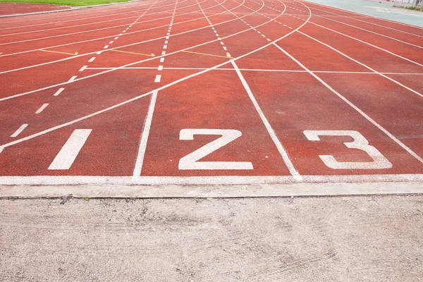 Kırmızı koşu parkuru kauçuk standart