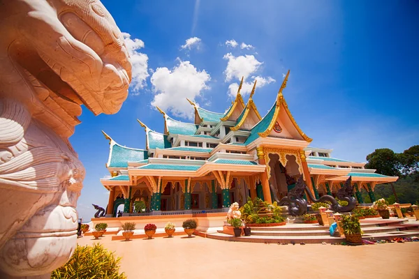 Tempel in thailand met stenen leeuw standbeeld — Stockfoto