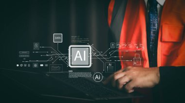 Güvenlik yeleğindeki mühendislik müdürü yapay zeka çipi ve veri güvenlik hologramıyla dizüstü bilgisayar kullanıyor. Dijital iş otomasyon ağı için akıllı inşaat sektörü 4.0 teknolojisi.