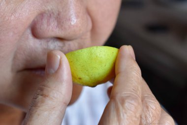 Güneydoğu Asya, Çin ve Myanmar soğuk algınlığı olan yaşlı adam anosmi denen kokuyu kaybediyor. Evde otururken limon kokuyor. Yakın görünüm.