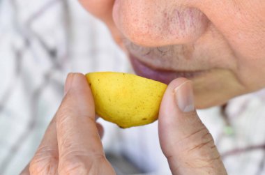 Güneydoğu Asya, Çin ve Myanmar soğuk algınlığı olan yaşlı adam anosmi denen kokuyu kaybediyor. Evde otururken limon kokuyor. Yakın görünüm.