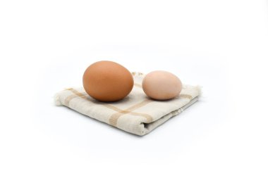 Standart tavuk yumurtası ve bantam yumurtasını karşılaştırıyorum. Beyazda izole edilmiş.