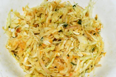 Yakın planda Asya, Myanmar veya Birmanya limonlu salata tarifi.