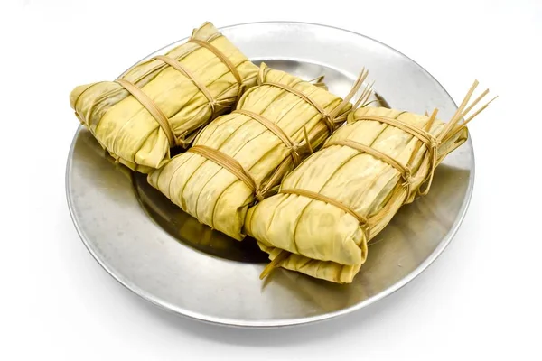 缅甸或缅甸传统街头食品 糯米宗子 被白色背景隔离 闭包视图 — 图库照片