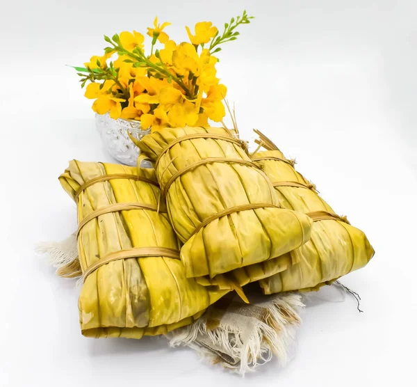 缅甸或缅甸传统街头食品 糯米宗子 丁岩的食物 被白色背景隔离 闭包视图 — 图库照片