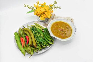 Myanmar ya da Birmanya Geleneksel Balık Konservesi Sosu, Ngapi yay ve taze sebzeler, biberler, şişe kabağı yaprakları, acı kabak, çelik tabakta düz yeşil bezelyeler. Beyazda izole edilmiş