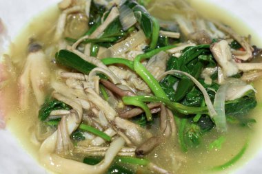 Myanmar veya Burmese kızarmış su ıspanağı ve mantar körisi tarifi karıştırır. Yakın görünüm.