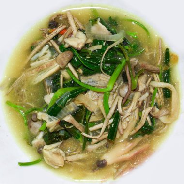 Myanmar veya Burmese kızarmış su ıspanağı ve mantar körisi tarifi karıştırır. Üst görünüm.