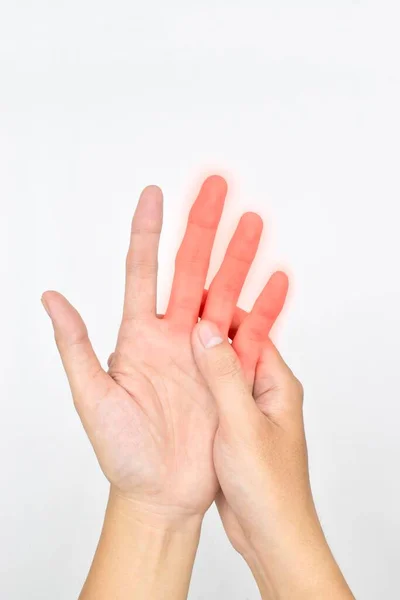 Ortada iltihap, yüzük ve Asyalı genç adamın küçük parmakları. Dijital acı kavramı. Ulnar sinir dağıtımı. Beyazda izole edilmiş.