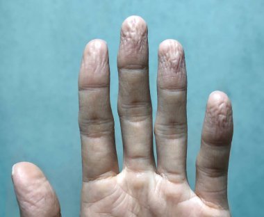 Güneydoğu Asyalı, Çinli genç adam el ele tutuşur, el egzersizi yapar..