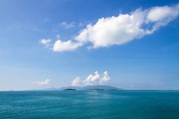 Calm sea and blue sky with clear bright sky in vacations on su