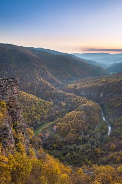 Temstica nehri, sonbahar renkli ağaçlar ve kayalık bir zirveyle kanyonun Tumba bakış açısından inanılmaz bir manzara.