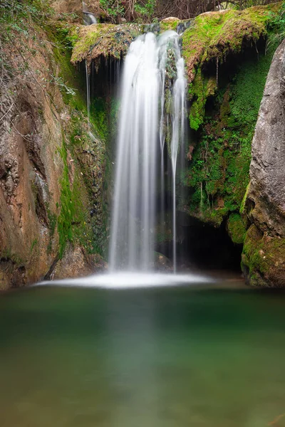 Malerischer Wasserfall Felsiger Schlucht Grünes Vordergrundwasser Mit Unterwasserfelsen Und Lebhaftem — Stockfoto