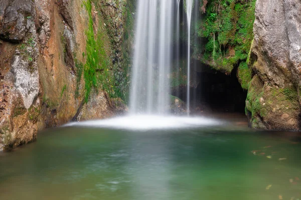 Cascada Escénica Cañón Rocoso Agua Verde Primer Plano Con Rocas — Foto de Stock