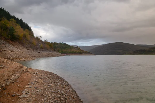 Gotas Chuva Caindo Superfície Lago Zavoj Água Doce Limpo Bonito — Fotografia de Stock