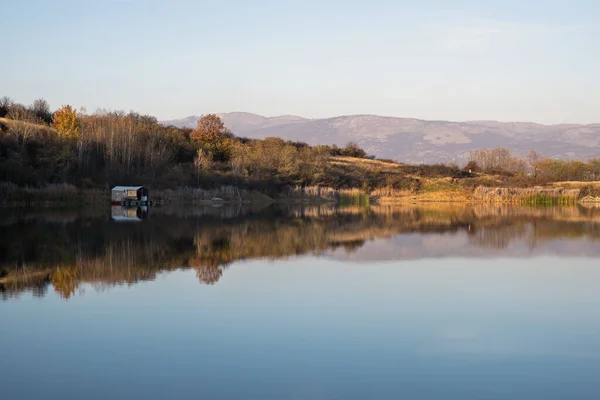 Petit Radeau Coloré Garé Dans Lac Calme Bleu Argenté Réfléchissant — Photo