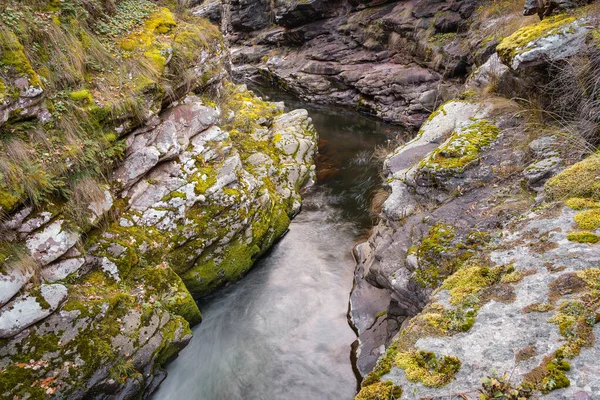 Río Montaña Que Fluye Través Del Estrecho Cañón Con Rocas — Foto de Stock