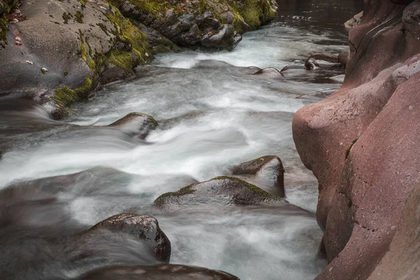 Río Montaña Que Fluye Través Del Estrecho Cañón Con Rocas — Foto de Stock