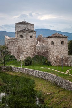 Güzel, antik Momcilov kalesi Pirot, şehir parkı ve yeşil kamışla kaplı küçük bir nehir mezunu.