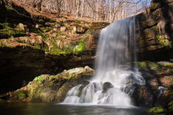 Mooie Krachtige Kleine Waterval Rode Rots Klif Bedekt Met Nat — Stockfoto