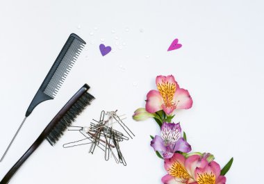 Saç araçları ve çiçekler ile kompozisyon