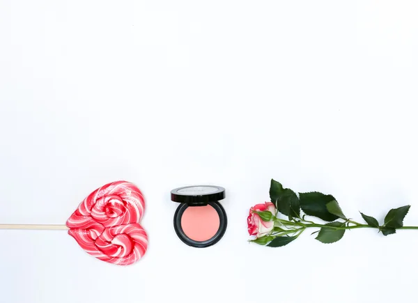 Makyaj kozmetik ve beyaz arka plan üzerinde çiçekler kompozisyonu